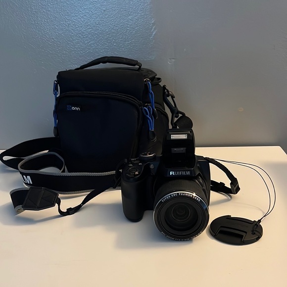 Camera and case - Picture 2 of 4